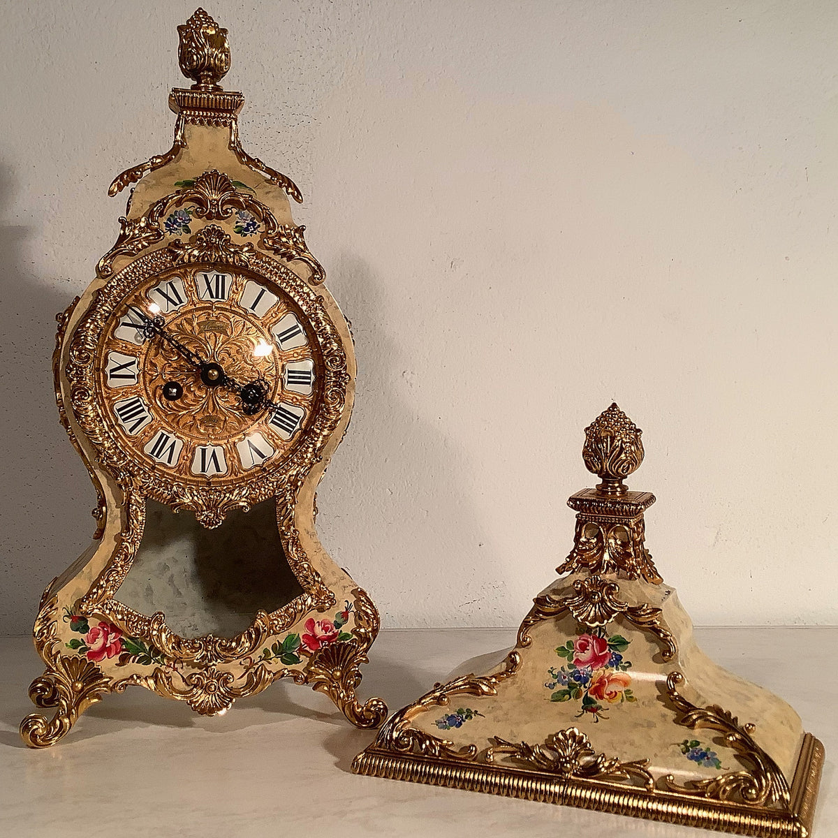 Pendule Triomphe Louis XV, horloge de cheminée dorée à l’or fin, reconditionnée