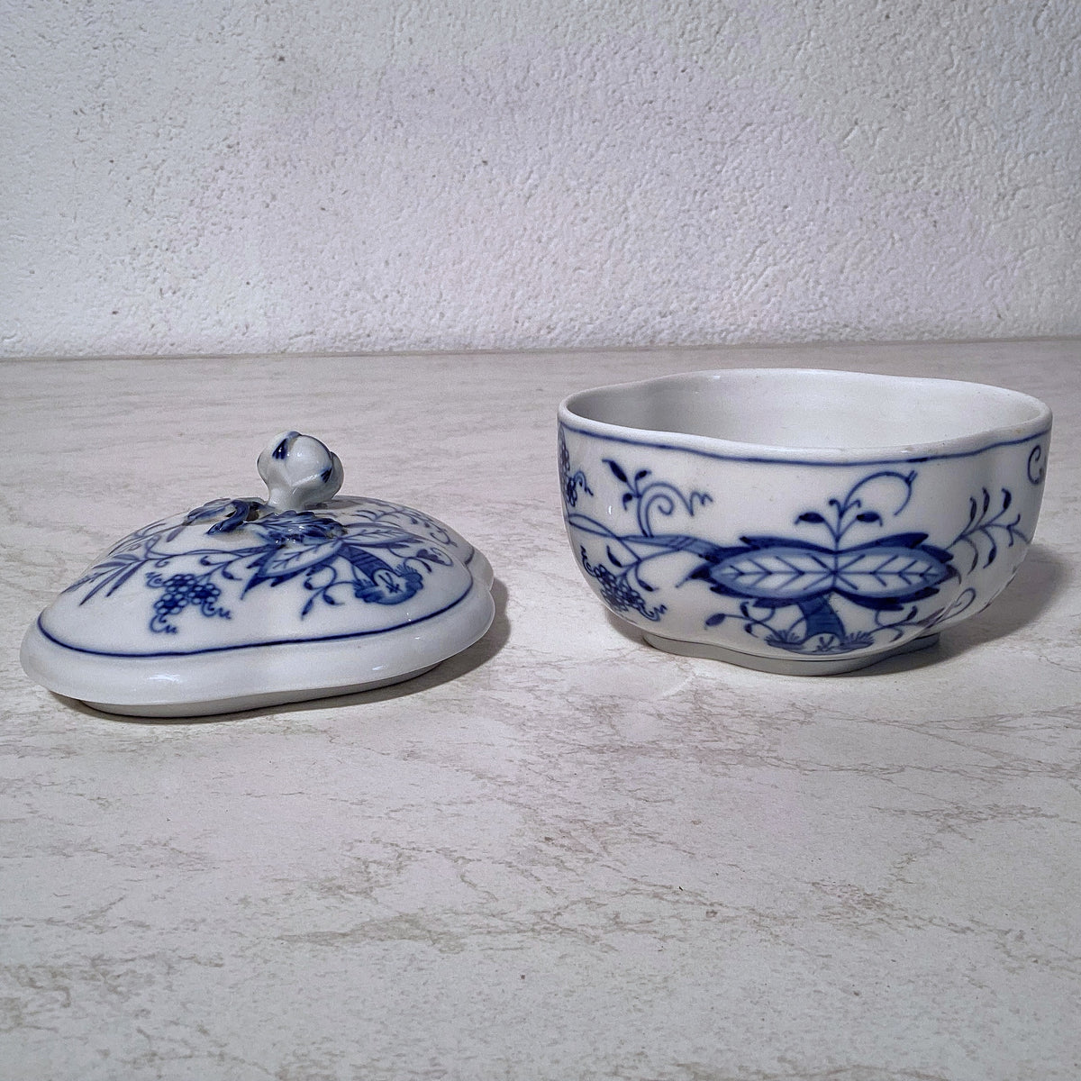 Zuccheriera Meissen blu e bianca, dipinta a mano