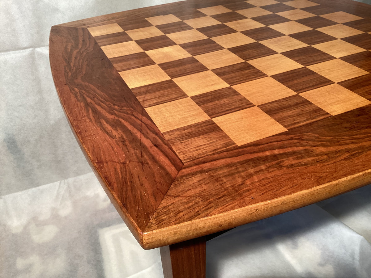 Houten schaakbord met 32 stukken en kist