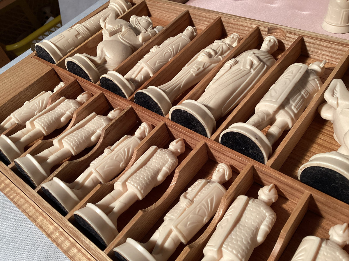 Houten schaakbord met 32 stukken en kist
