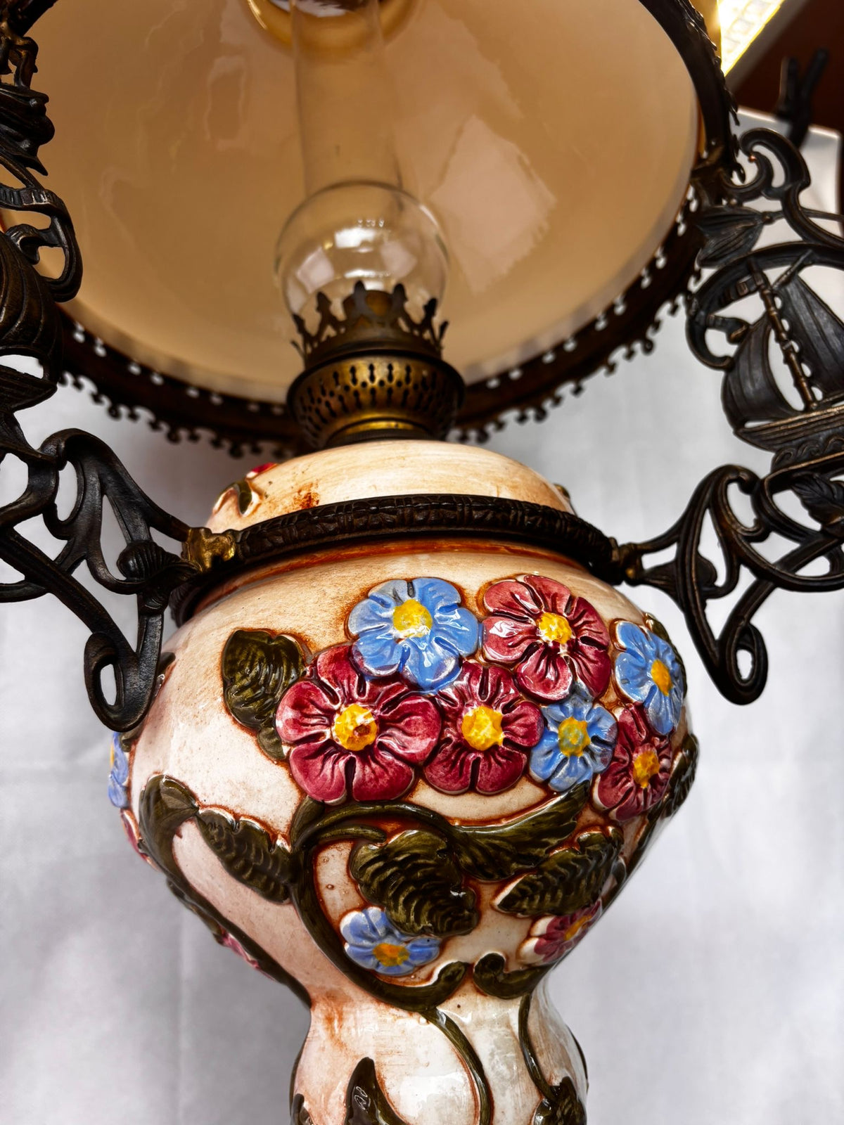 Lampada a petrolio con paralume in vetro dipinto a mano e base in ottone, 68 cm