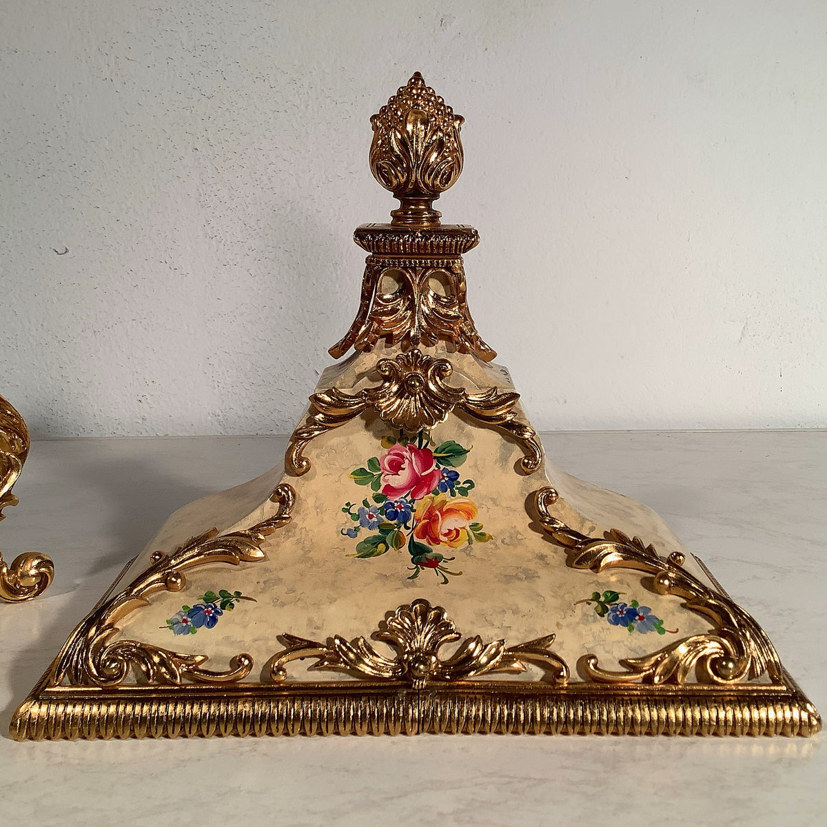 Pendule Triomphe Louis XV, horloge de cheminée dorée à l’or fin, reconditionnée