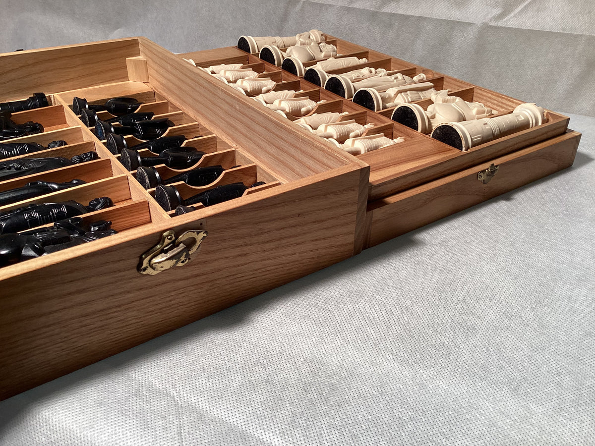 Houten schaakbord met 32 stukken en kist