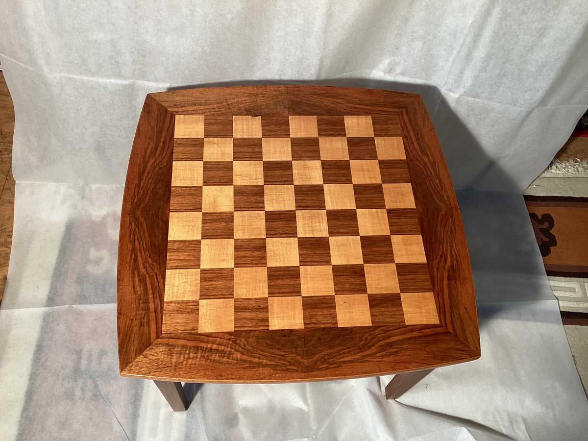 Houten schaakbord met 32 stukken en kist