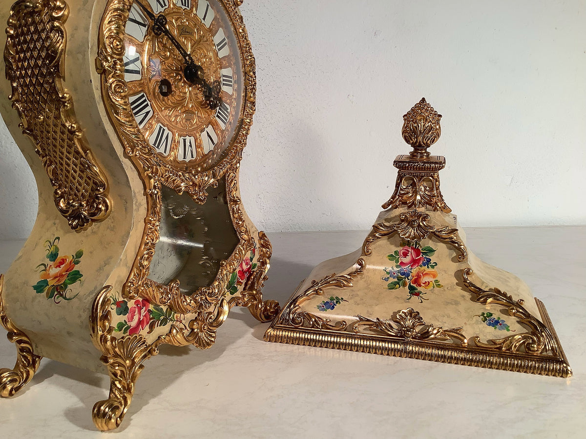 Pendule Triomphe Louis XV, horloge de cheminée dorée à l’or fin, reconditionnée