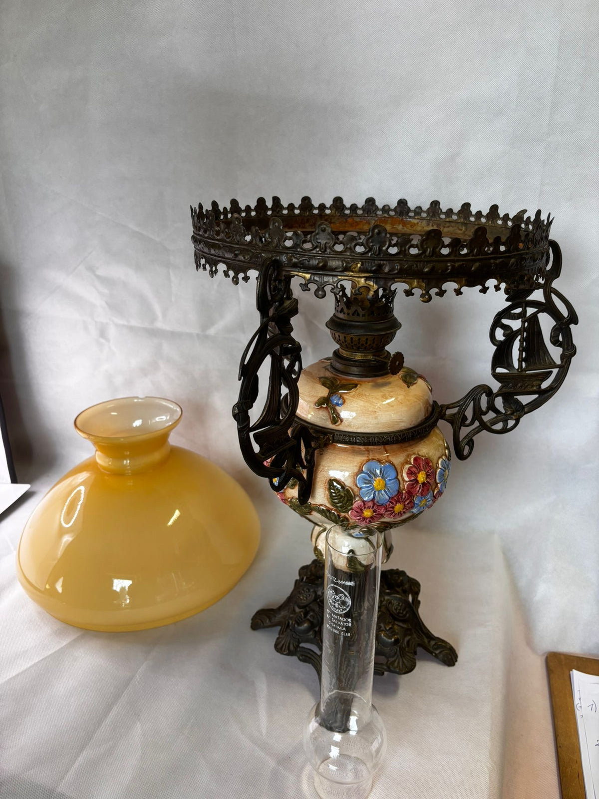 Lampada a petrolio con paralume in vetro dipinto a mano e base in ottone, 68 cm