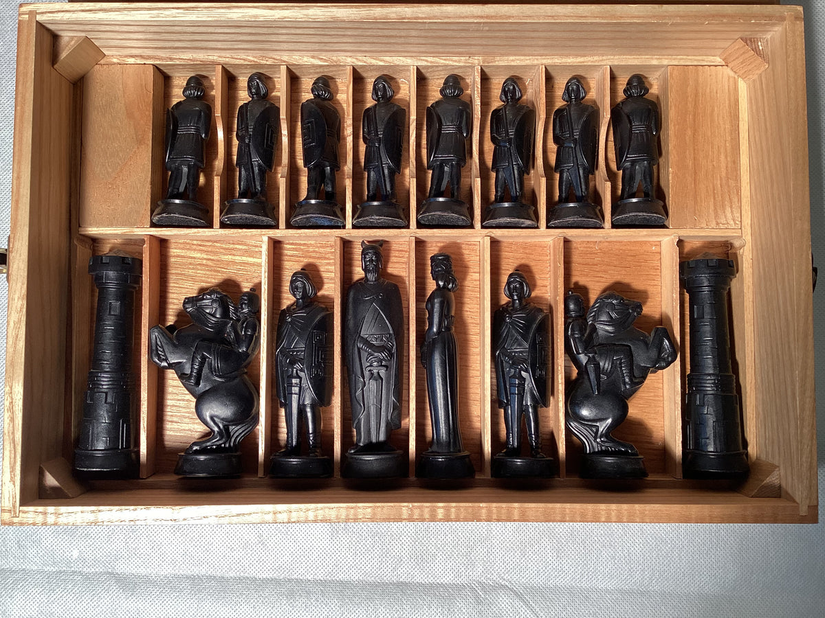 Houten schaakbord met 32 stukken en kist