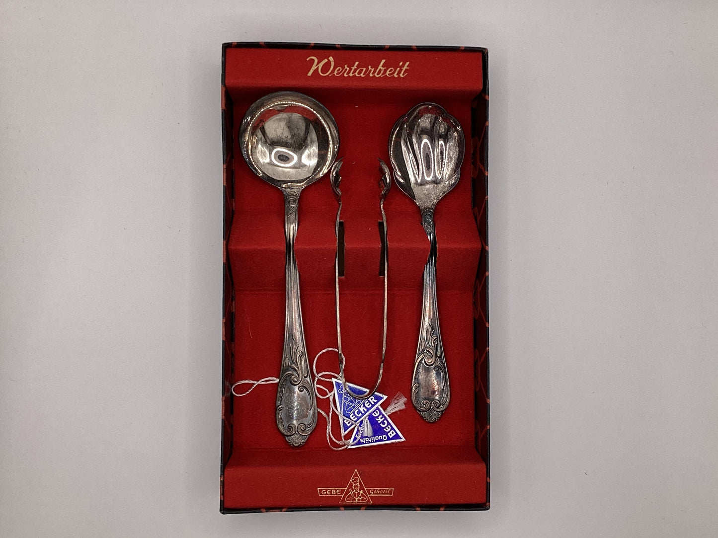 Vintage Servierbesteck Set „Wertarbeit“ für Gebäck – 2 Löffel & Zuckerzange im Originaletui – Detailansicht 5