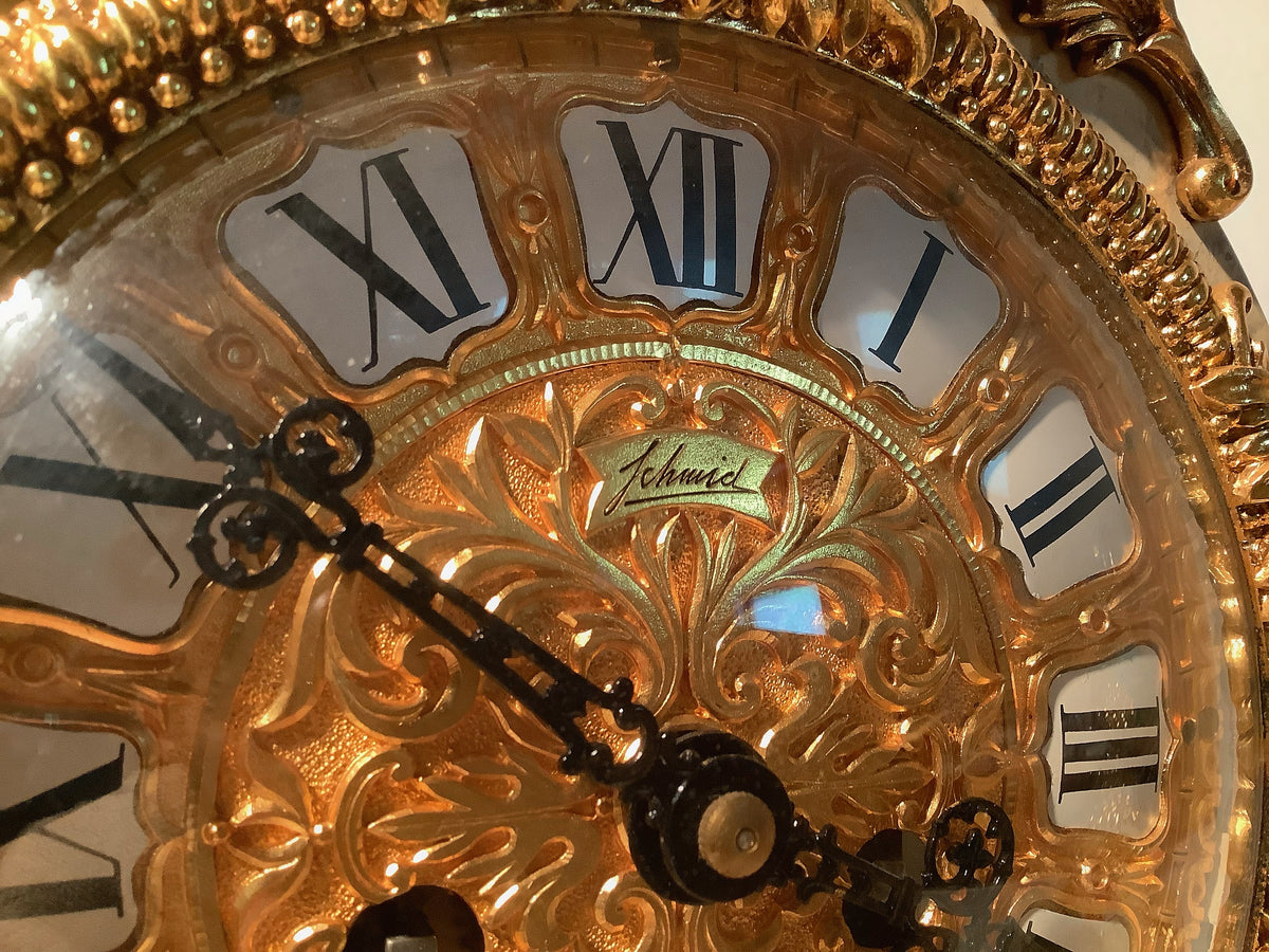 Pendule Triomphe Louis XV, horloge de cheminée dorée à l’or fin, reconditionnée