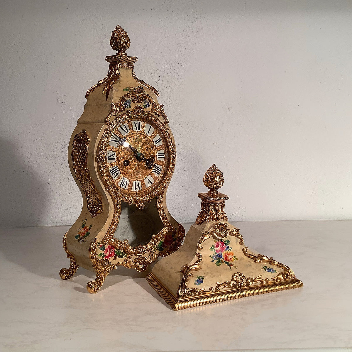 Pendule Triomphe Louis XV, horloge de cheminée dorée à l’or fin, reconditionnée