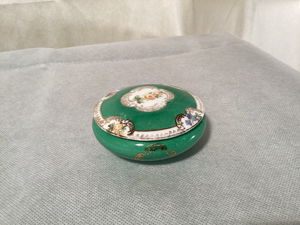 Meissen bowl in green with roses, hand-painted, Ø 8.5 cm
