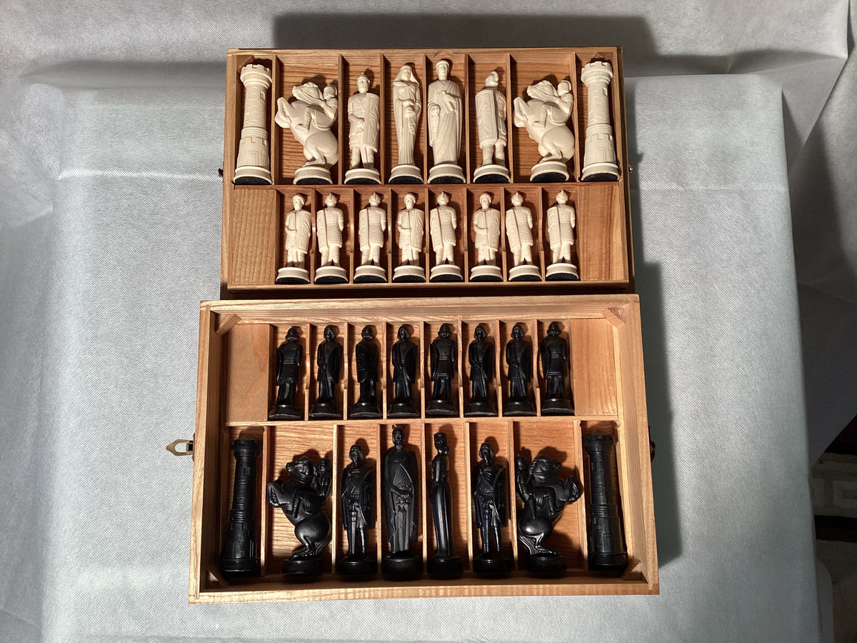 Houten schaakbord met 32 stukken en kist
