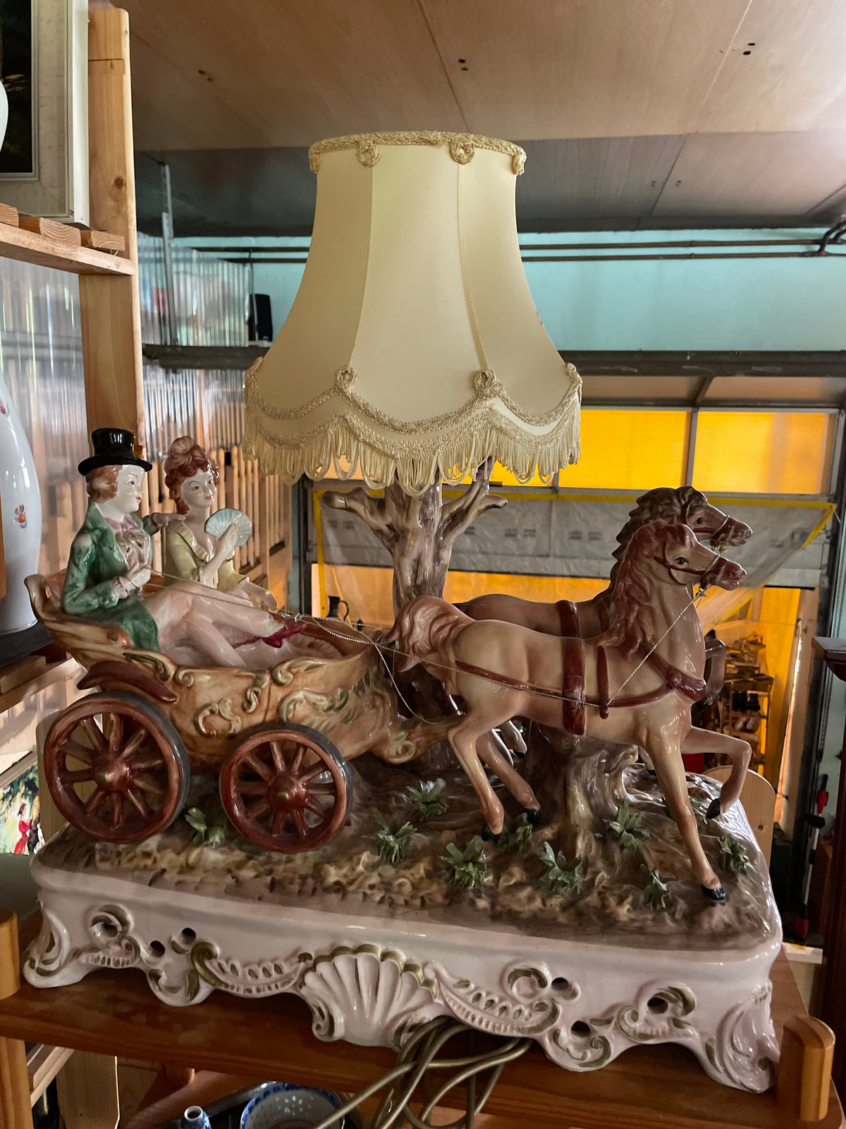 Lampe en porcelaine calèche de mariage avec chevaux, peinte à la main