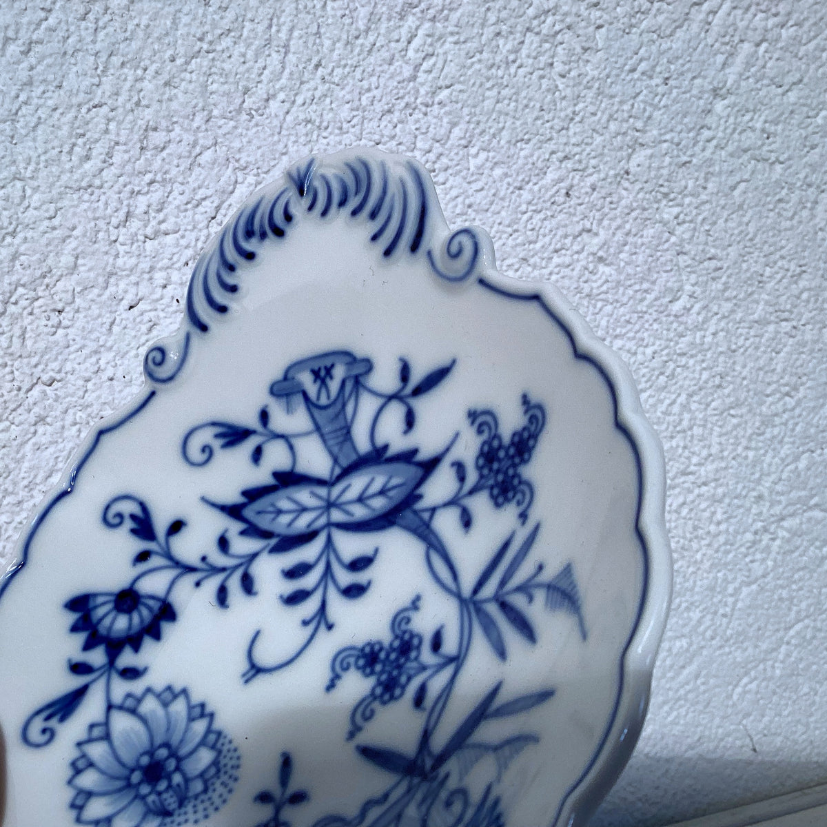 Oval porcelain dish with Meissen attribution, 12 cm