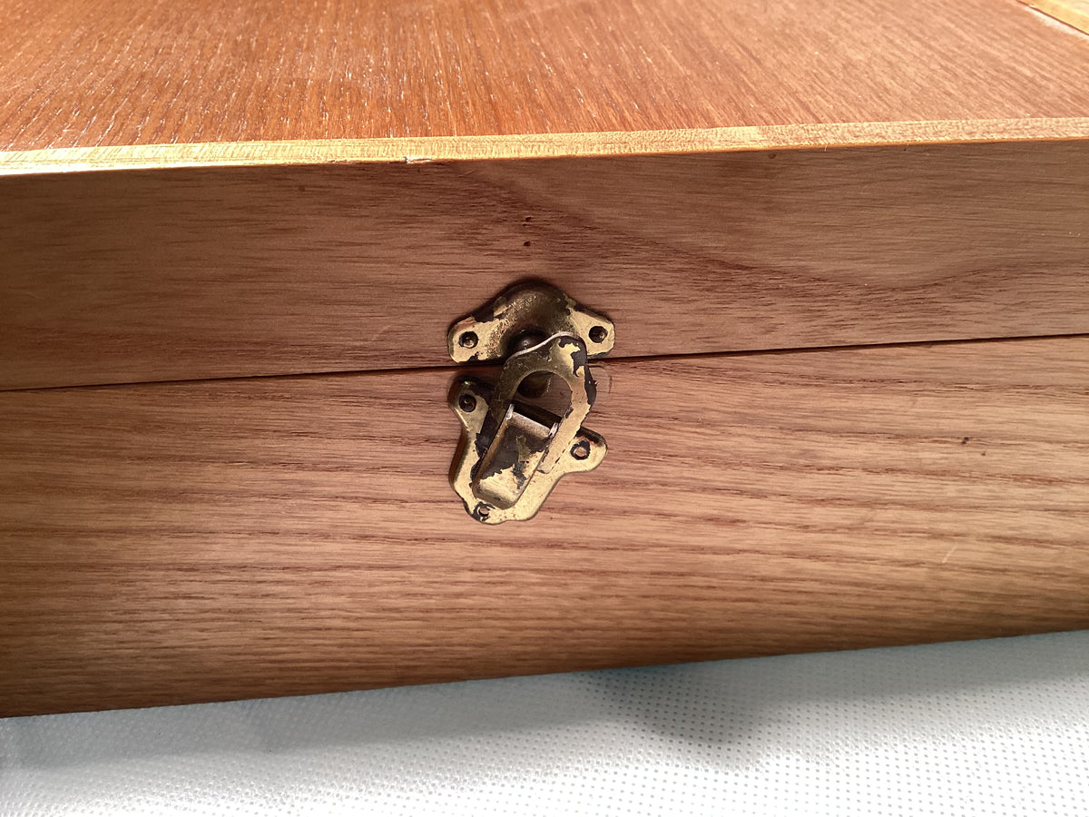 Houten schaakbord met 32 stukken en kist