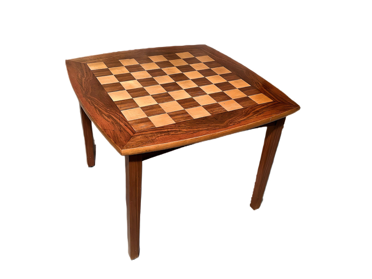 Houten schaakbord met 32 stukken en kist