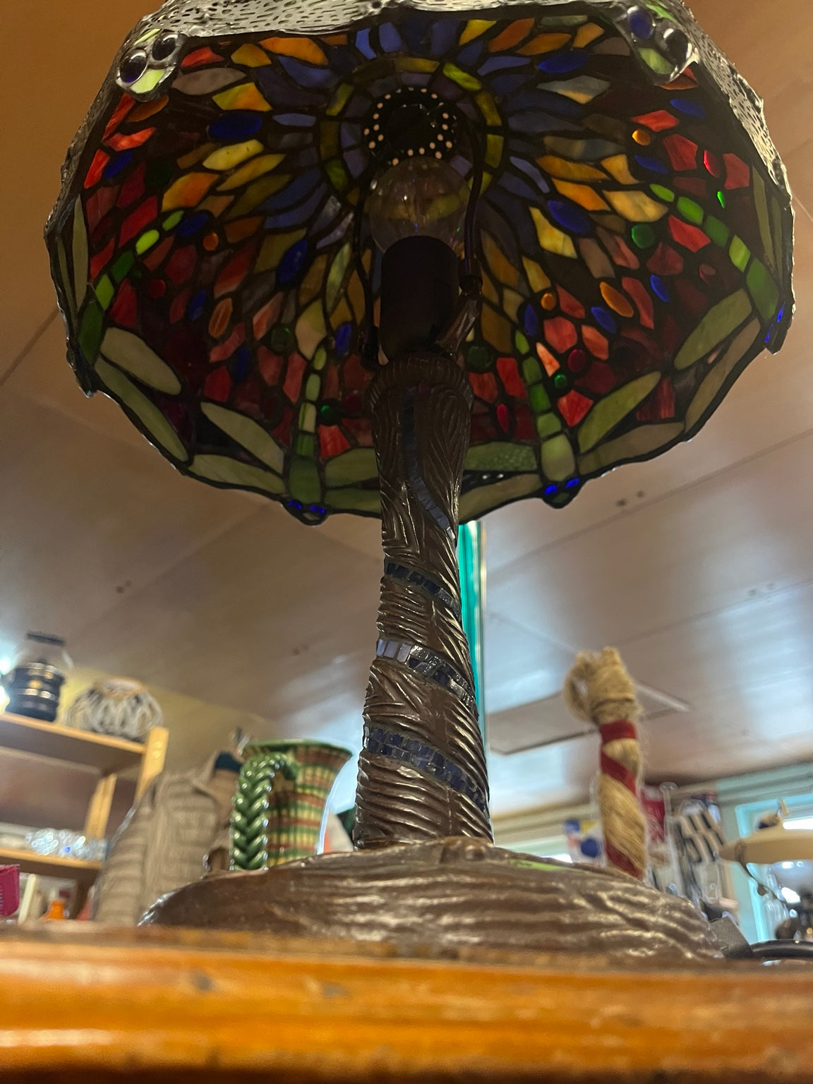Large Tiffany-style table lamp with dragonfly motif, 48 cm