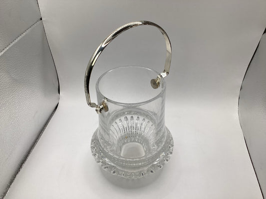 Schrägansicht von oben auf den Glas-Eiskübel mit aufgestelltem Griff
