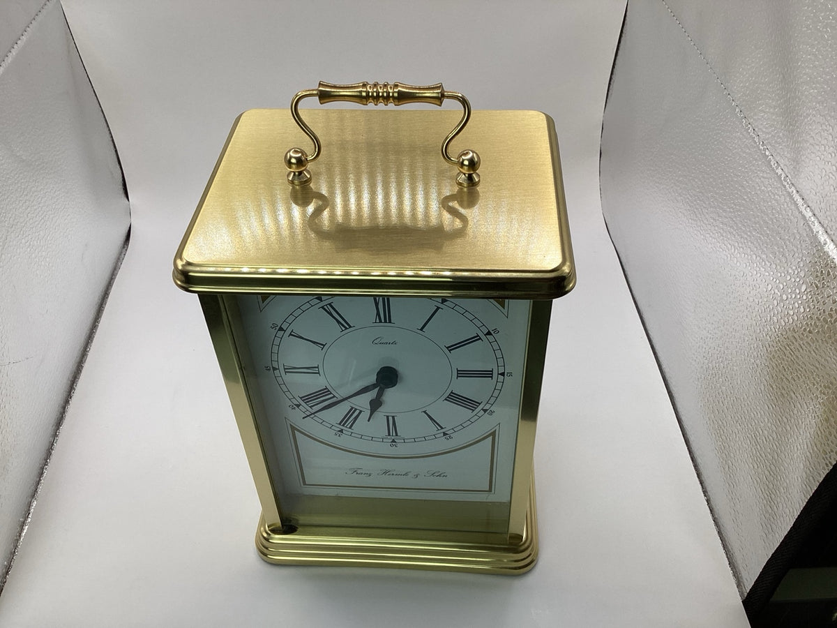 Hermle Vintage-Tischuhr, Draufsicht auf goldfarbenen Tragegriff und Gehäusedeckel
