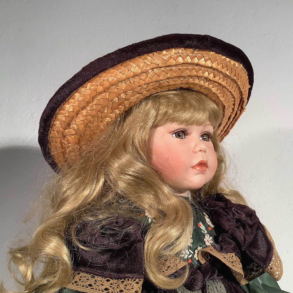 Statuetta in ceramica di una ragazza con cappello, bionda, 63 cm