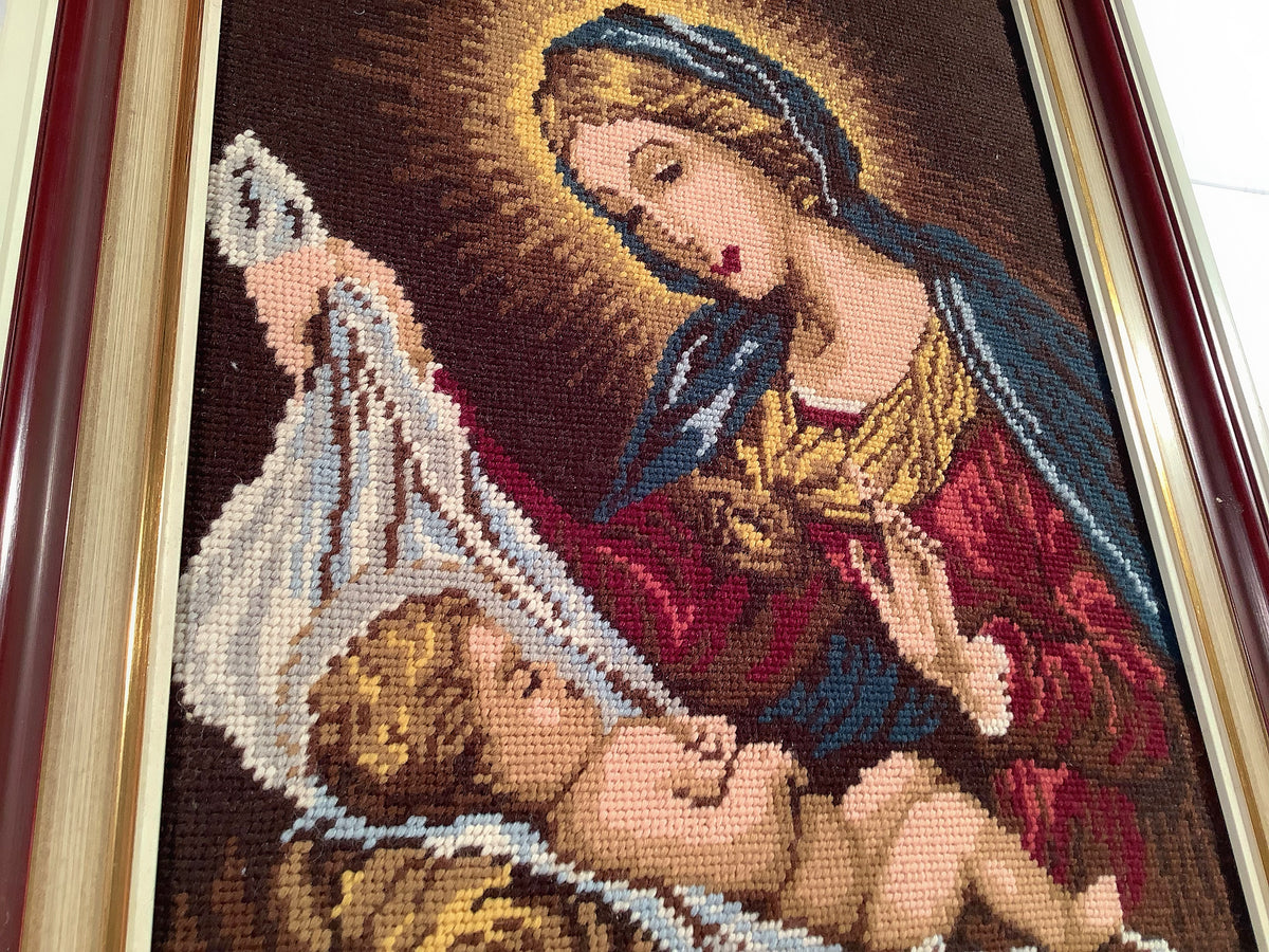 Embroidered wall art of Mary with Baby Jesus, wooden frame, 40 x 50 cm