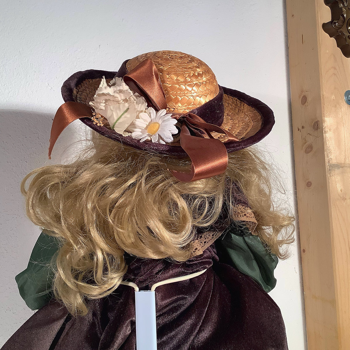 Statuetta in ceramica di una ragazza con cappello, bionda, 63 cm