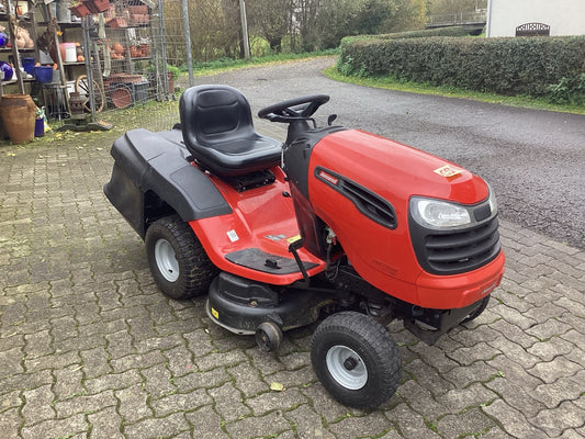 Jonsered LT 2317 CMA2 Rasentraktor, seitliche Gesamtansicht mit Sitz und Mähdeck