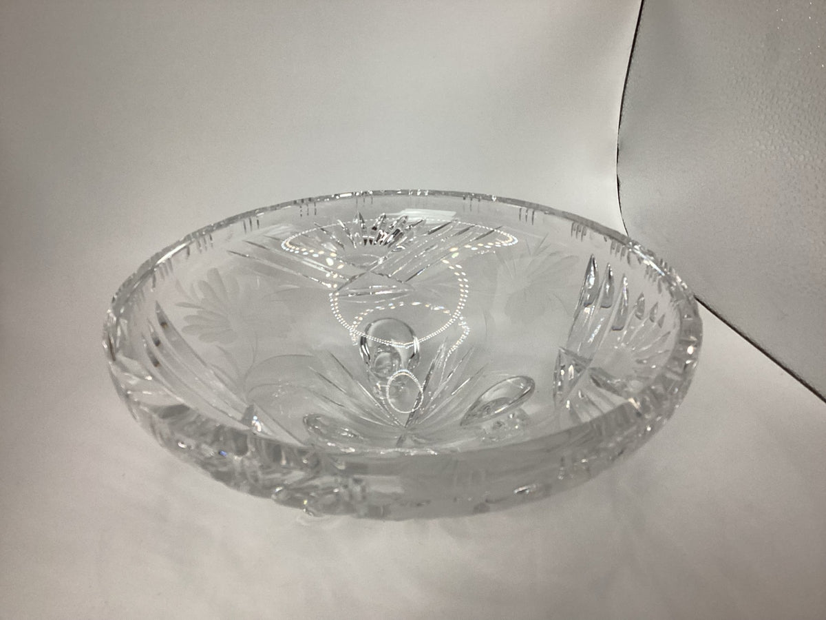 Detail der geschliffenen Glasschale mit Stern- und Blattdekor