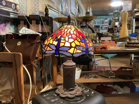 Tiffany-Stil Tischlampe mit Libellenmotiv, beleuchtete Gesamtansicht