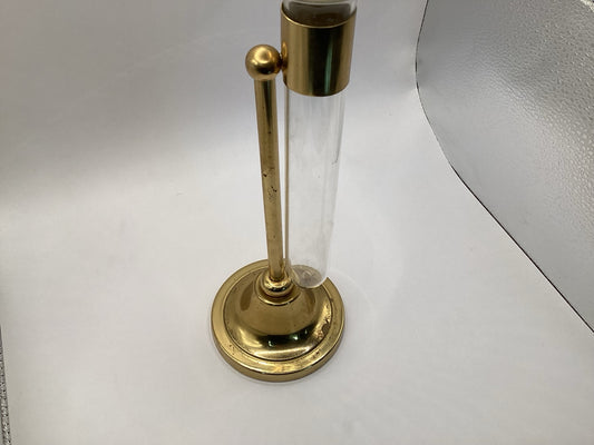 Messing-Glas-Vase, Detail der Halterung und des Glaseinsatzes
