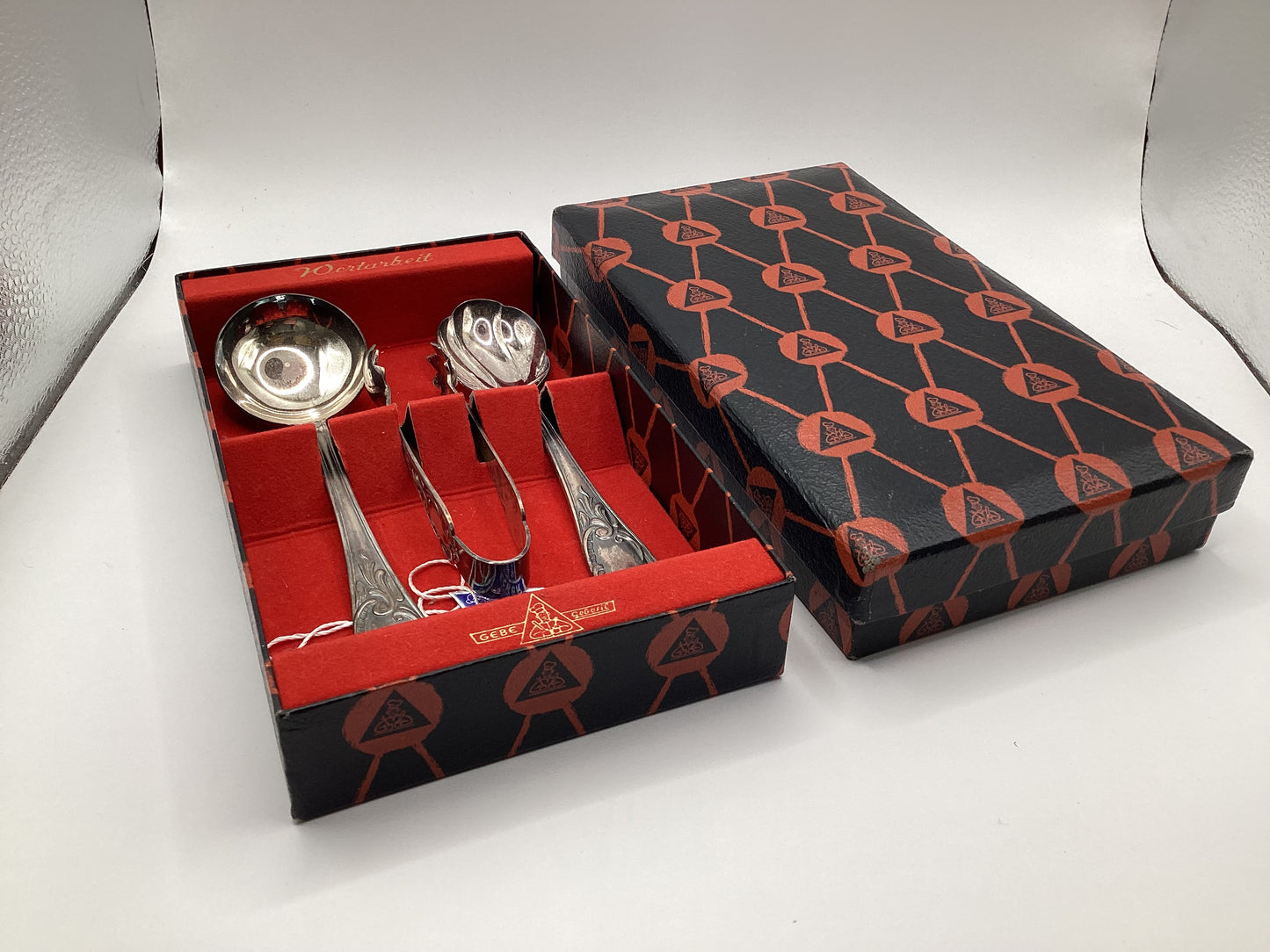 Vintage Servierbesteck Set „Wertarbeit“ für Gebäck – 2 Löffel & Zuckerzange im Originaletui – Detailansicht 3