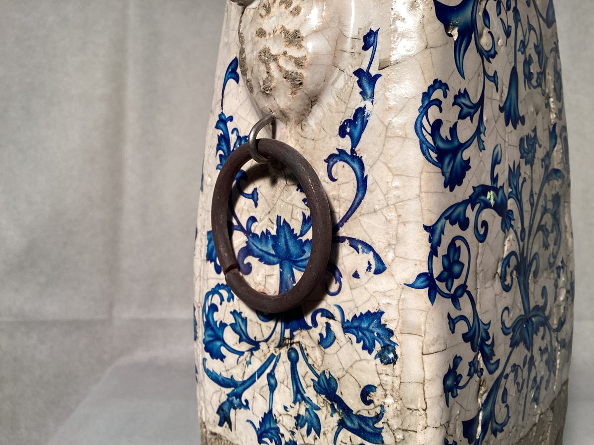 Alte Keramikvase rustikal, in Weiß und Blau, Steingut Vase – Detailansicht 4