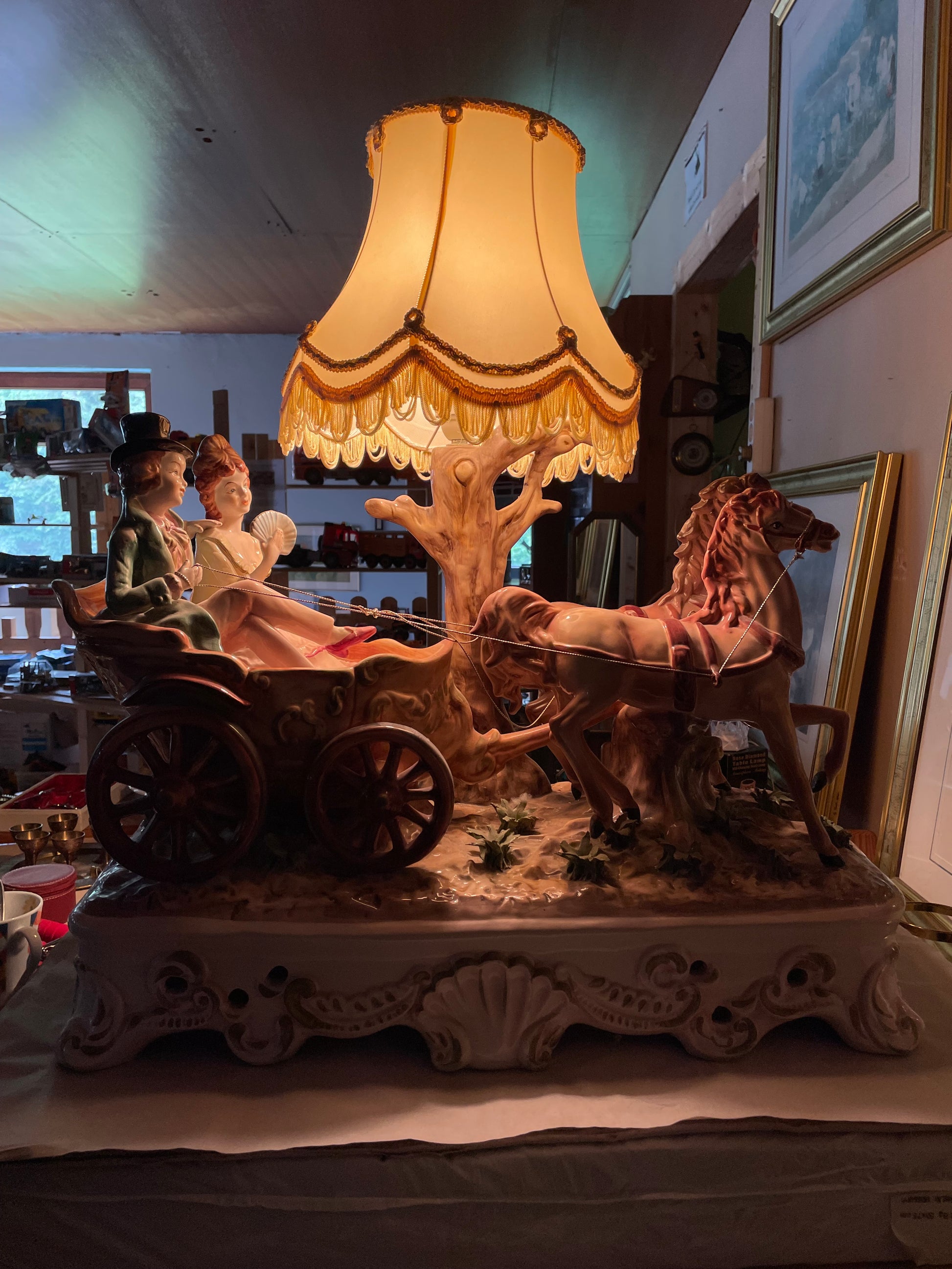 Antike Porzellanlampe Hochzeitskutsche mit Pferden – handbemaltes Vintage-Unikat Romantik – Gesamtansicht