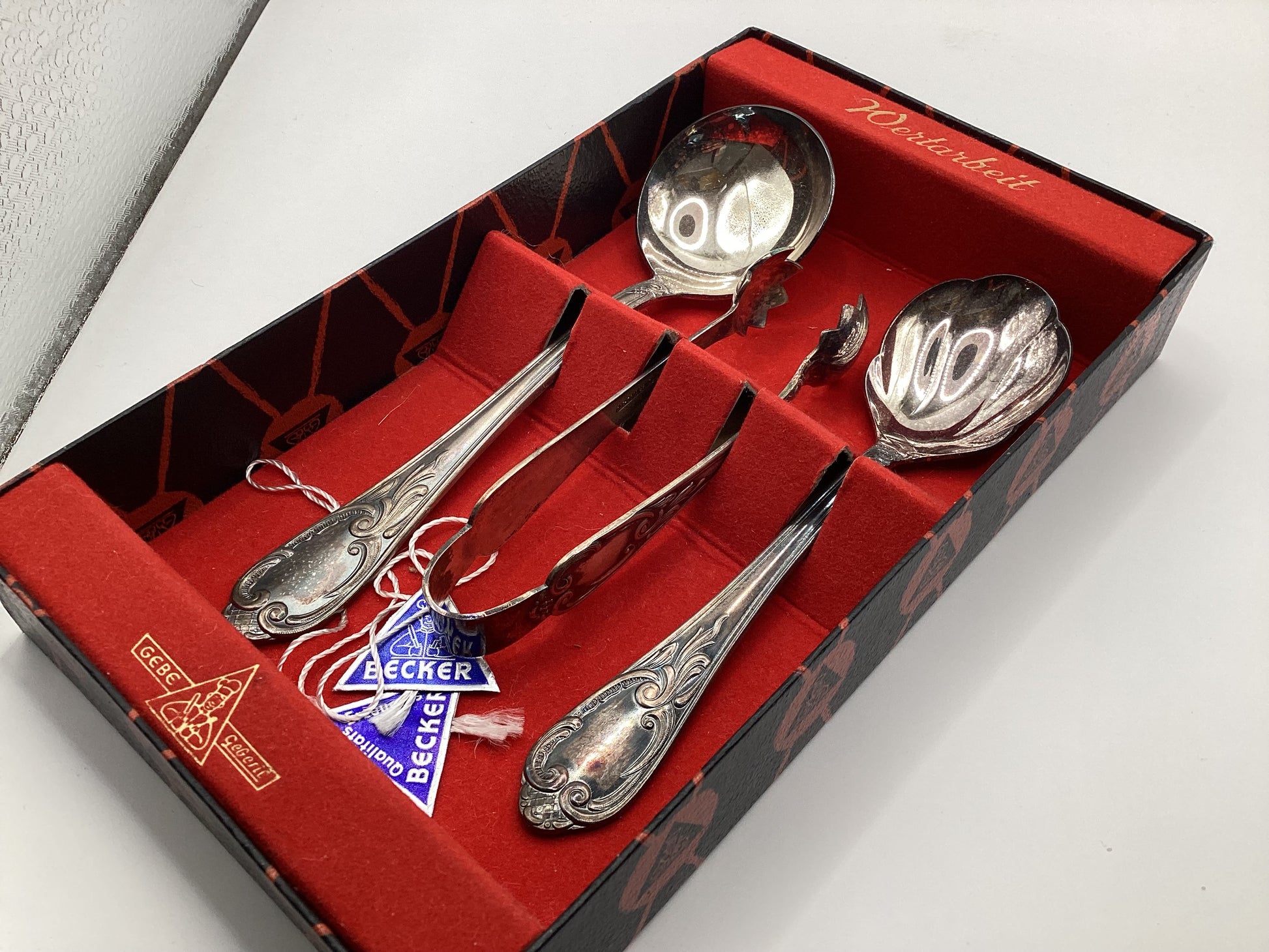 Vintage Servierbesteck Set „Wertarbeit“ für Gebäck – 2 Löffel & Zuckerzange im Originaletui – Detailansicht 1