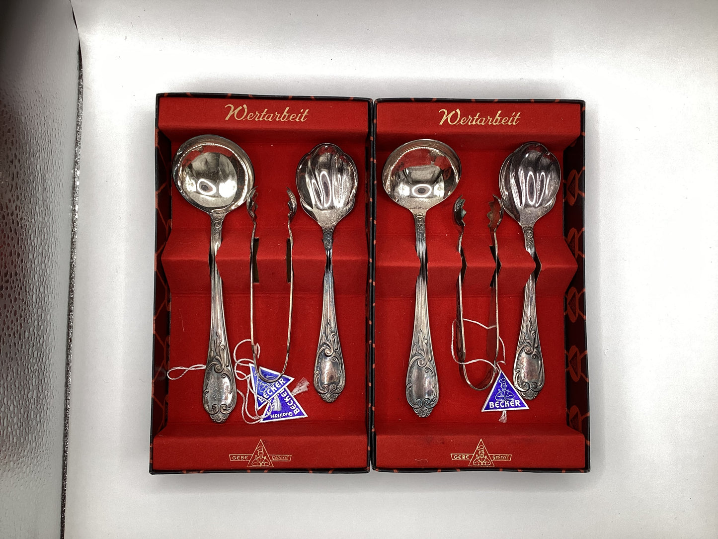 Vintage Servierbesteck Set „Wertarbeit“ für Gebäck – 2 Löffel & Zuckerzange im Originaletui – weitere Ansicht
