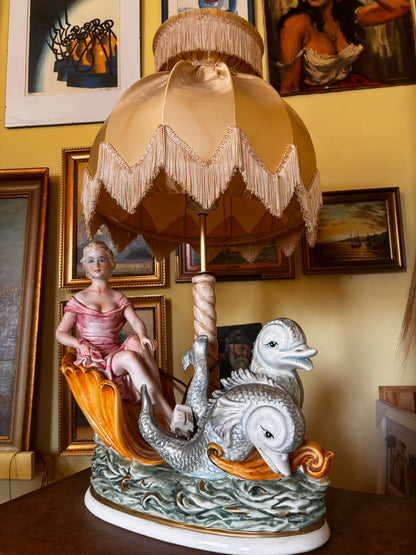Vintage Porzellan-Tischlampe mit Delfinen und Frauenfigur – Weiß glasiert mit Stoffschirm – Detailansicht 3