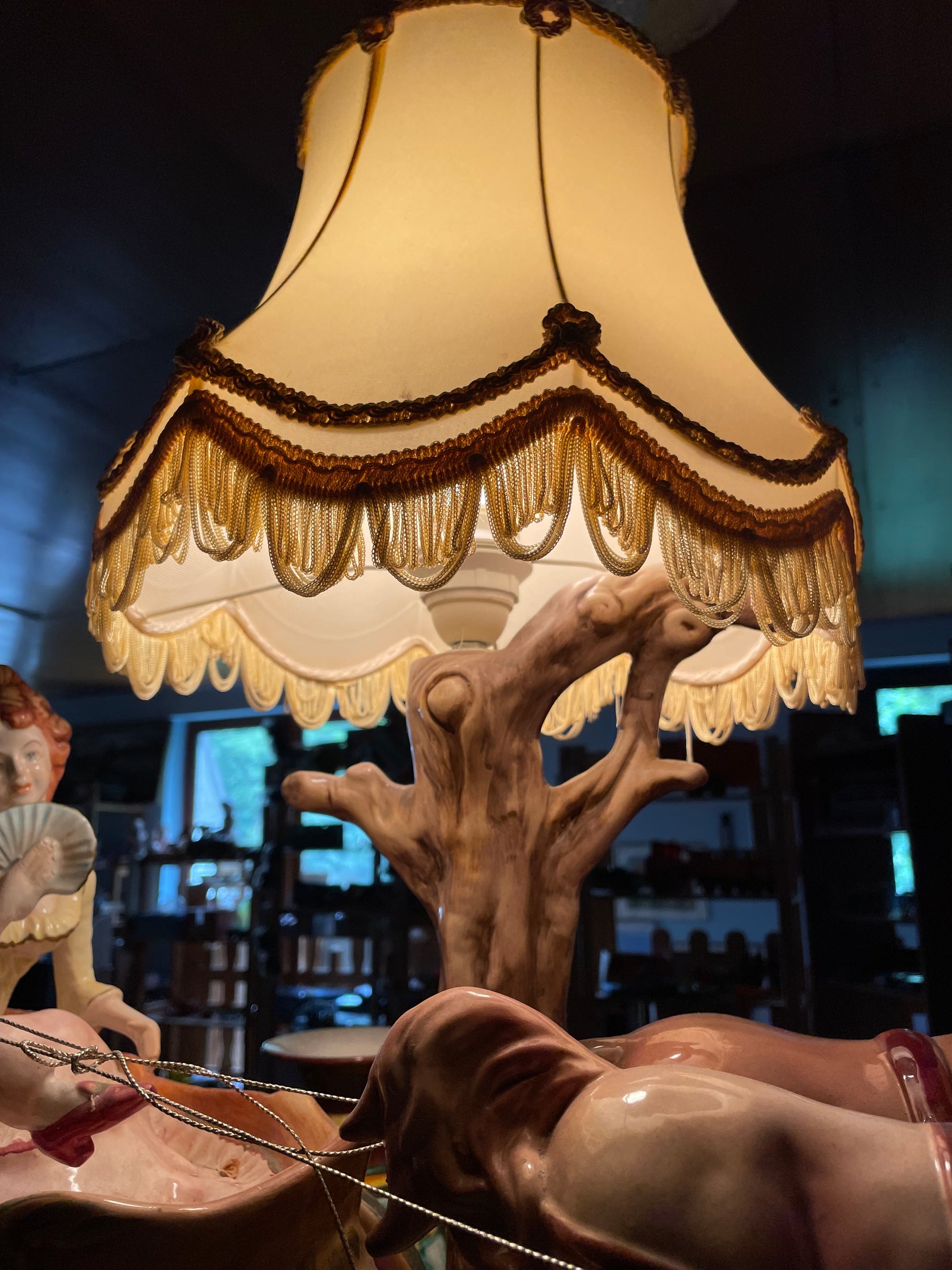 Antike Porzellanlampe Hochzeitskutsche mit Pferden – handbemaltes Vintage-Unikat Romantik – Detailansicht 2
