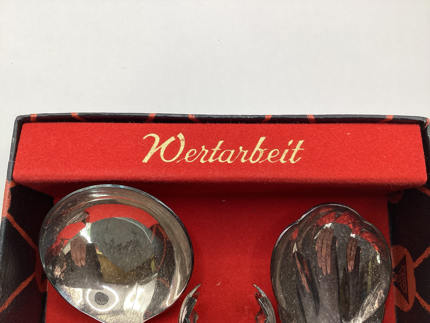 Vintage Servierbesteck Set „Wertarbeit“ für Gebäck – 2 Löffel & Zuckerzange im Originaletui – Detailansicht 2
