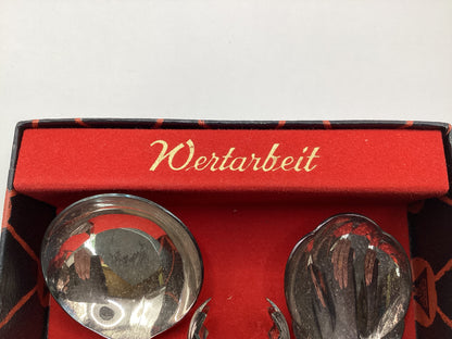 Vintage Servierbesteck Set „Wertarbeit“ für Gebäck – 2 Löffel & Zuckerzange im Originaletui – Detailansicht 2