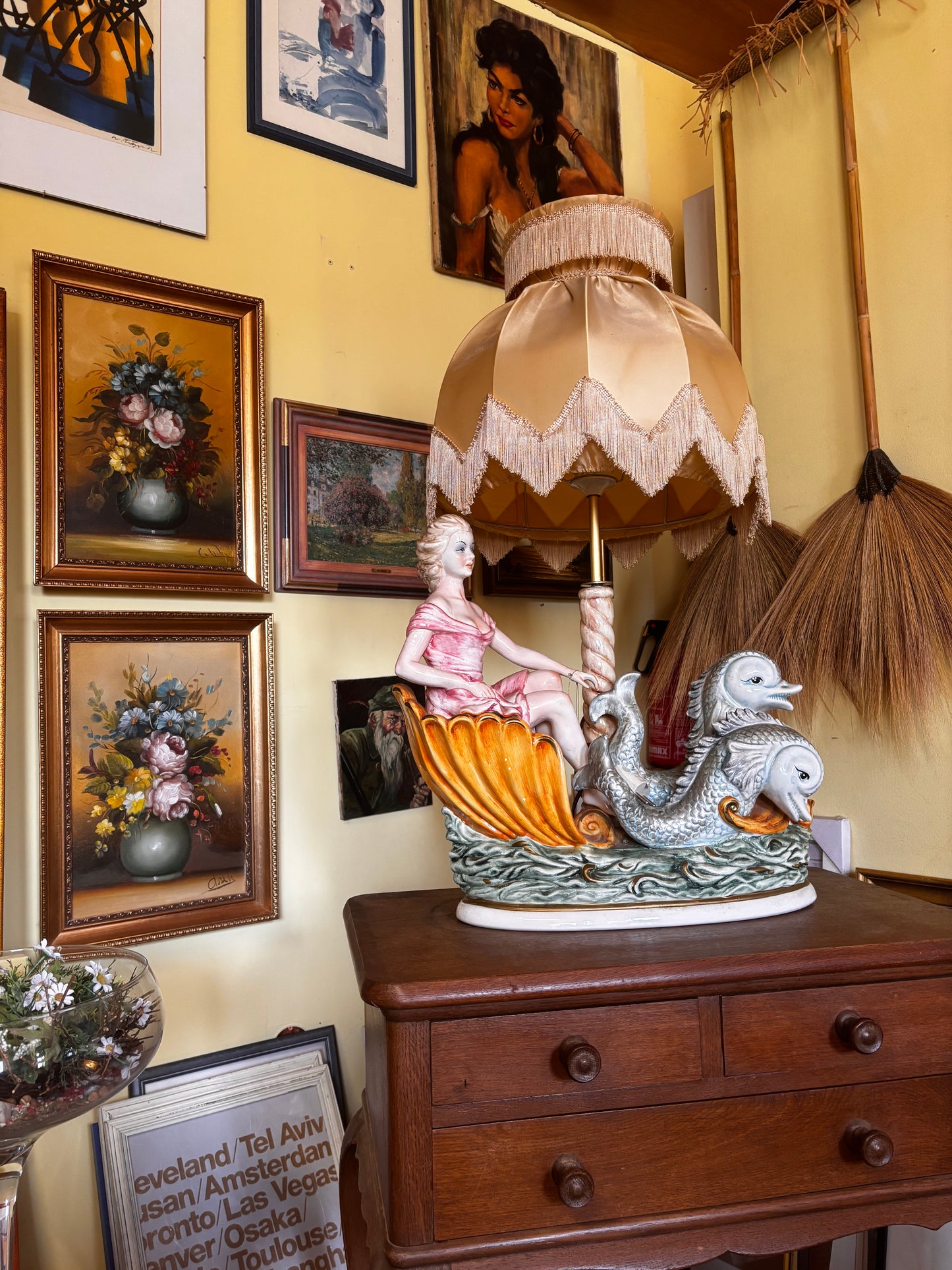 Vintage Porzellan-Tischlampe mit Delfinen und Frauenfigur – Weiß glasiert mit Stoffschirm – Detailansicht 4