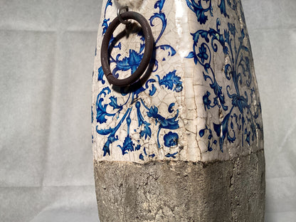 Rustikale Keramikvase in Weiß und Blau, Steingut – weitere Ansicht