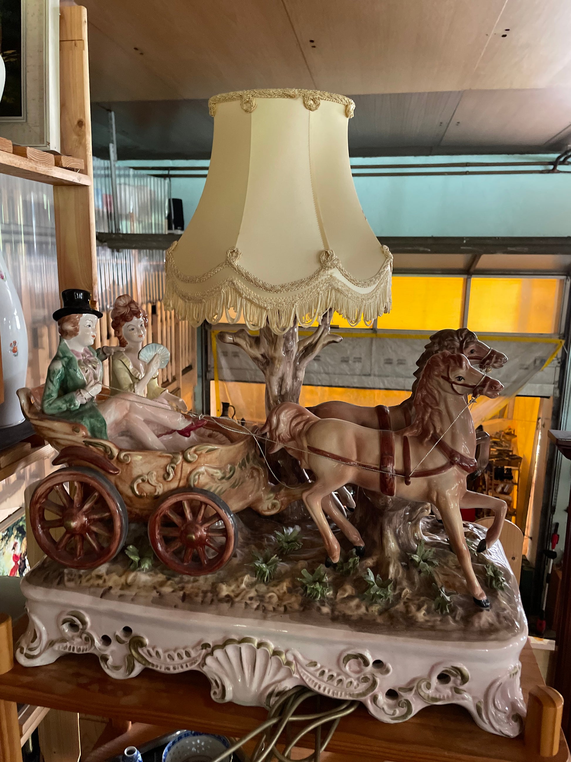 Antike Porzellanlampe Hochzeitskutsche mit Pferden – handbemaltes Vintage-Unikat Romantik – weitere Ansicht