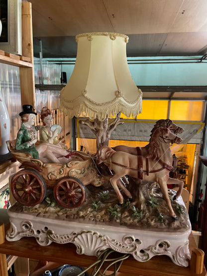Antike Porzellanlampe Hochzeitskutsche mit Pferden – handbemaltes Vintage-Unikat Romantik – weitere Ansicht