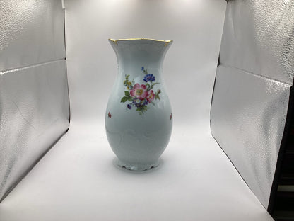Fürstenberg Vase mit rosafarbenen Blumen und Goldrand, frontale Ansicht