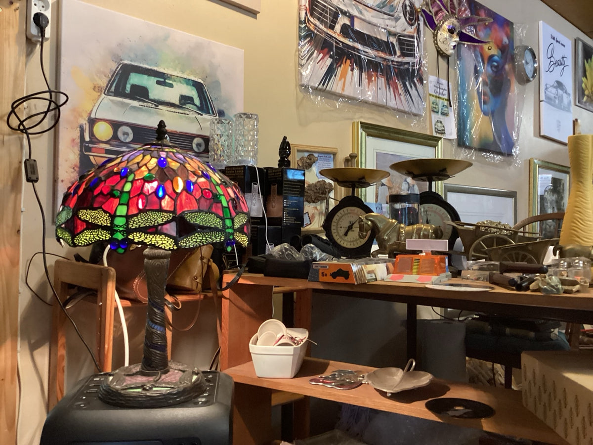 Large Tiffany-style table lamp with dragonfly motif, 48 cm
