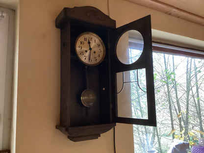 Mechanische Wanduhr mit Pendel, weitere Seitenansicht bei geöffneter Tür