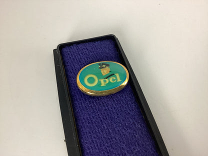 Opel Vintage-Anstecknadel, türkisgrün mit goldfarbenem Rand, Nahansicht
