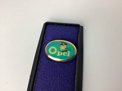 Opel Vintage-Pin mit Schriftzug und Uniformfigur, Detailansicht