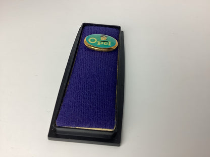 Opel Pin in Präsentationsbox mit violettem Stoff, schräge Ansicht