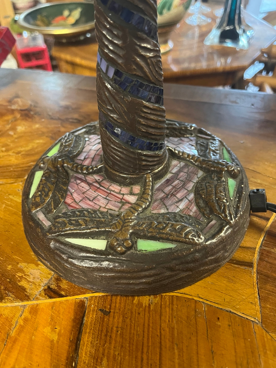 Large Tiffany-style table lamp with dragonfly motif, 48 cm
